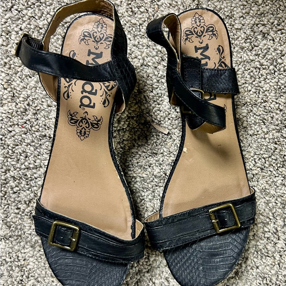 Mudd Black Minimalist Sandals